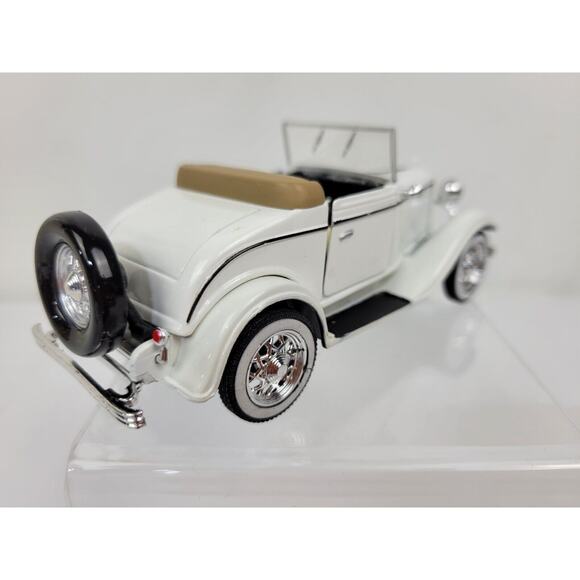National Motor Museum Mint ARKO Ford 1932 Model 18 V-8 Cabriolet White 1:32 - Picture 4 of 8